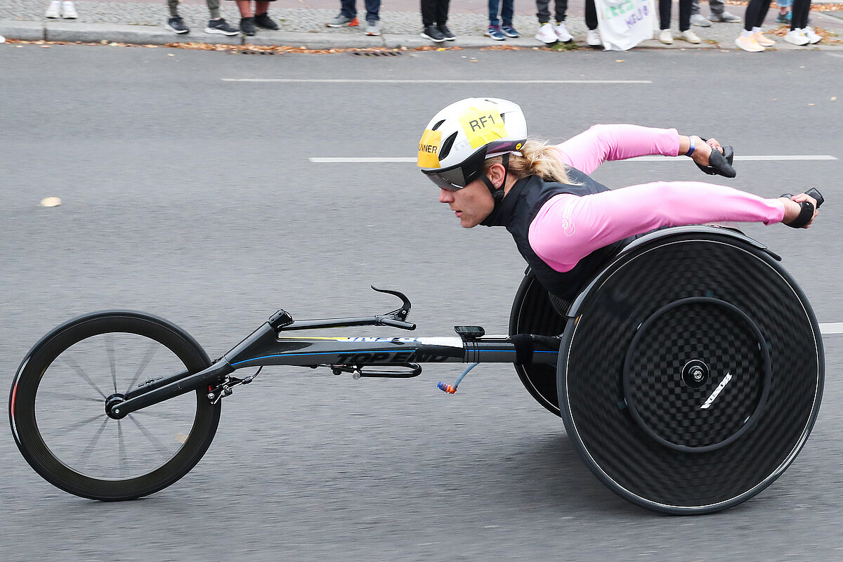 New world record also in a racing wheelchair by Catherine Debrunner at the BMW BERLIN-MARATHON 2023 © SCC EVENTS / Victah Sailor