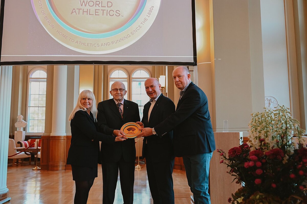 BMW BERLIN-MARATHON: Übergabe der Heritage Plaque - Iris Spranger, Horst Milde, Kai Wegner und Chris Turner © Laura Donath / Senatskanzlei Berlin