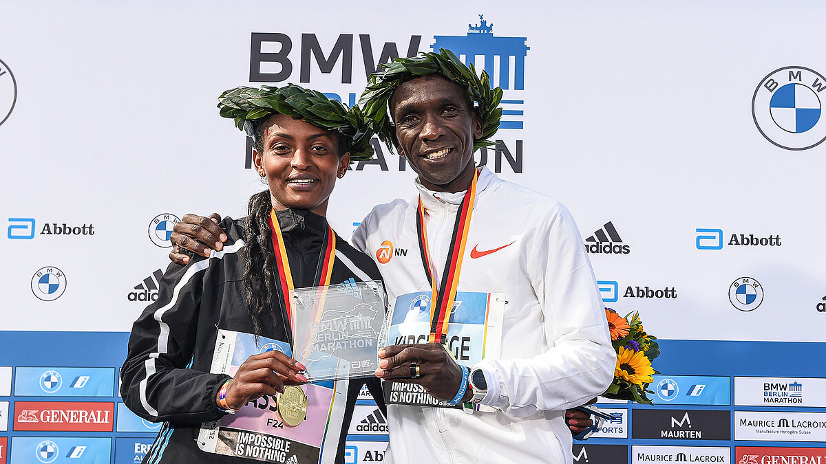 The winners of the BMW BERLIN-MARATHON 2023 - Tigst Assefa and Eliud Kipchoge © SCC EVENTS / Jiro Mochizuki