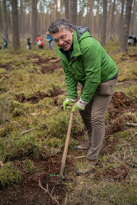 Man with spade in the forest © Sonja Ritter