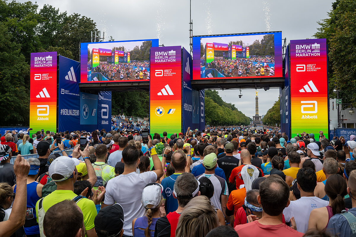 BMW BERLIN-MARATHON: Teilnehmerfeld vor dem Start © SCC EVENTS / Tilo Wiedensohler