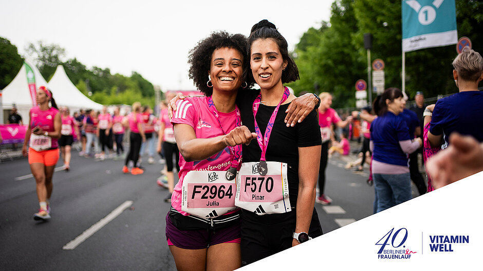 Happy finishers shortly after crossing the finish line at the Koro Berlin Women's Run. Five happy finishers of the Koro Berlin Women's Run enjoy their photoshoot behind the finish line. ©Sebastian Wells / SCC EVENTS