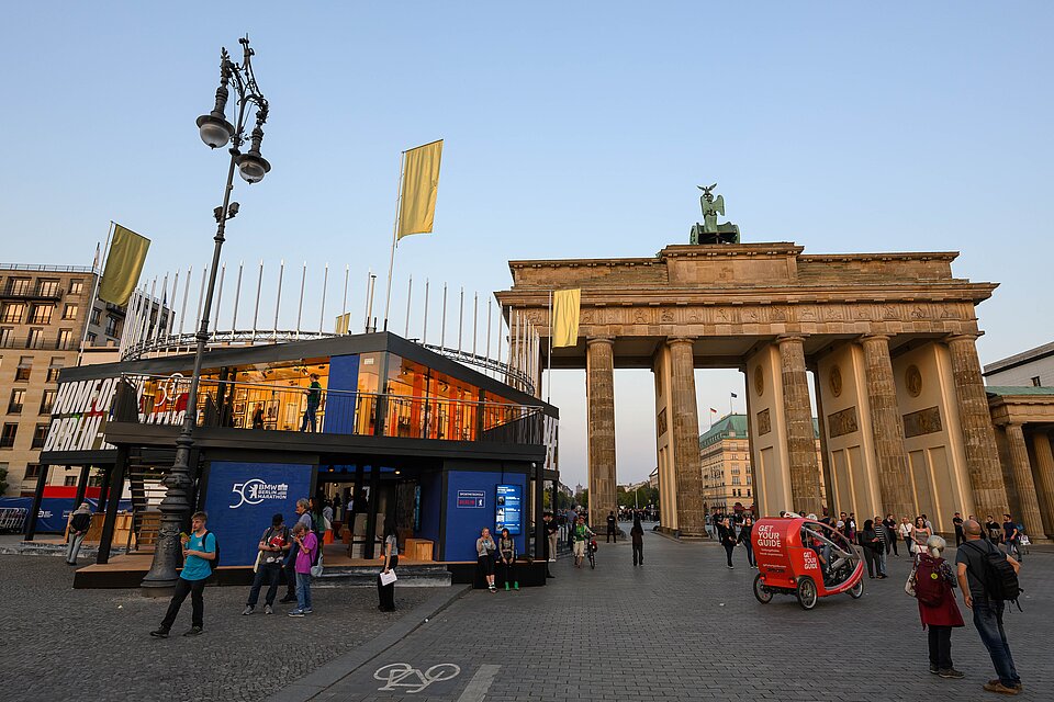 BMW BERLIN-MARATHON: The MOVE - exhibition venue of the marathon attracts numerous visitors every day @ SCC EVENTS / Petko Beier